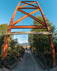 Puente colgante en el camino en un d&iacute;a soleado.