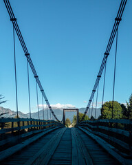 Puente colgante en el camino en un d&iacute;a soleado.