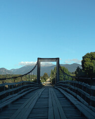 Puente colgante en el camino en un día soleado.