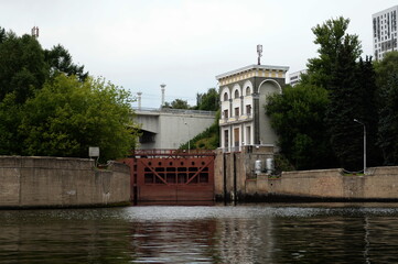 Fototapeta na wymiar Gateway No. 9 of the Moscow Canal, view from the Moskva River