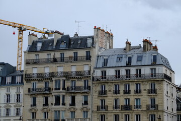 Fototapeta na wymiar The typical façade of Paris