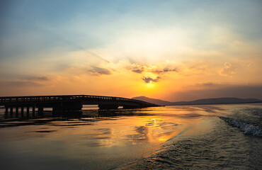 Obraz premium Stunning sunset with silhouette of abandoned bridge in Pasak river, Lopburi, Thailand. Beautiful sunset view from Thailand.