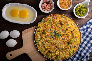 Omelete de ovos com bacon, brócolis e alho frito