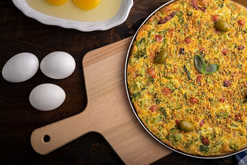 Omelete de ovos com bacon, brócolis e alho frito