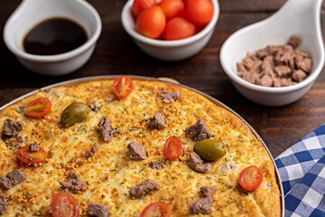 Omelete de ovos com tomate cereja, molho shoyo e carne filet mignon