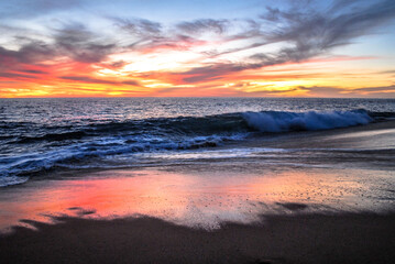 Fototapeta na wymiar el oceano pacifico en una espectacular puesta del sol