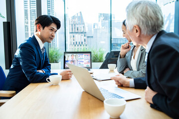 リモート会議を行う企業のビジネスチーム