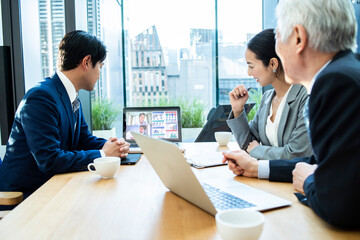 リモート会議を行う企業のビジネスチーム