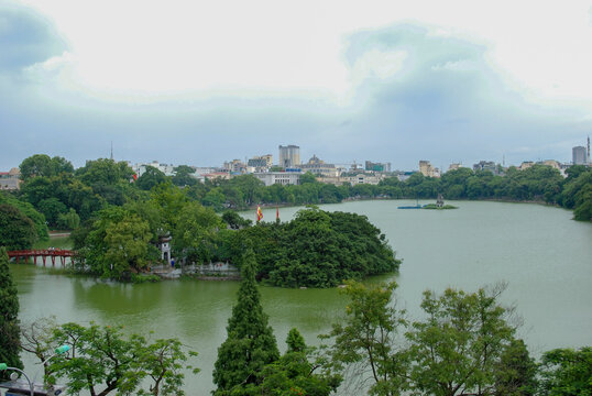 ベトナム、ハノイの観光地ホアンキエム湖の写真