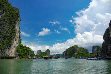 Fototapeta na wymiar ベトナムの世界遺産ハロン湾