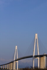 Fototapeta na wymiar 快晴の空と吊り橋の風景