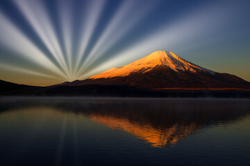 Fototapeta premium 山中湖の富士山と太陽光線合成