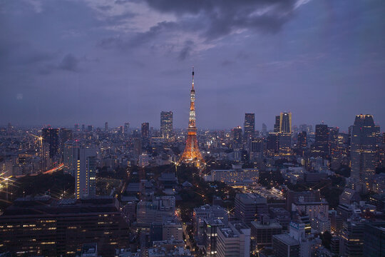 Tokyo Tower and urban skyline rooftop view at night, Japan. © khalid