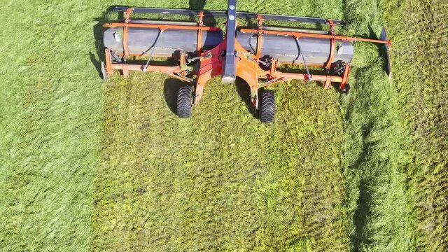 the belt swather places the swaths. belt merger