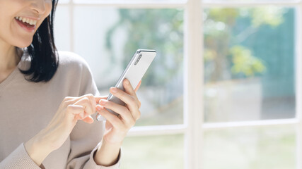 スマホを使うミドル女性