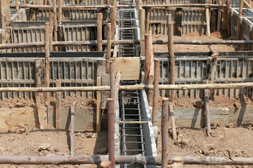 Construction of floor beams Construction using temporary wood logs, plywood at the site. Reinforced rebar to strengthen the structure. Make a line for the inner cement tape. Structural fastening desig