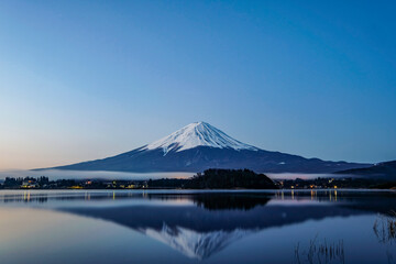 早朝の山梨県の河口湖と富士山