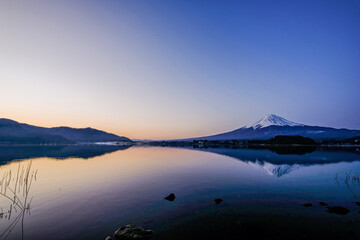 Fototapeta na wymiar 早朝の山梨県の河口湖と富士山