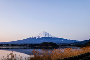 早朝の山梨県の河口湖と富士山