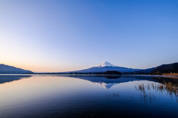 Obraz premium 早朝の山梨県の河口湖と富士山