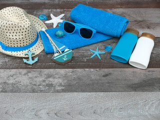 Strand Zubehör auf rustikalem Holz Untergrund © Racamani