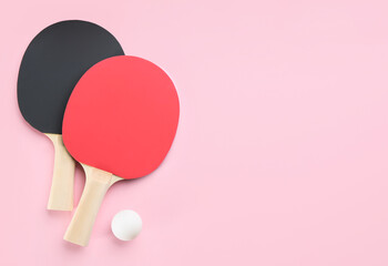 Ping pong rackets and ball on pink background, flat lay. Space for text - obrazy, fototapety, plakaty
