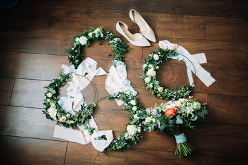 bridesmaids veins and wedding shoes with bouquet