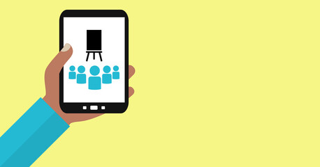 Gelber Banner - Person of Color hält Smartphone: Virtual Classroom und digitale Bildung