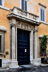 Fototapeta na wymiar entrance to the old house house with stone frame - Rome, Italy