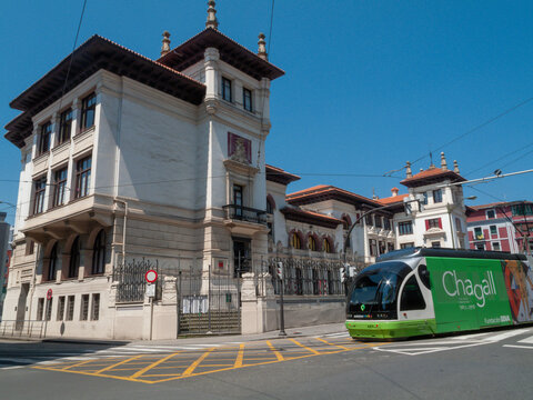 Tranv&iacute;a de Bilbao pasando ante la escuela p&uacute;blica de Atxuri