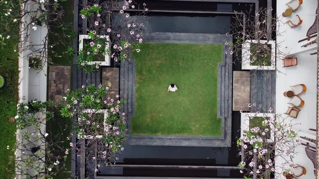 Vue en drone sur une personne en m&eacute;ditation