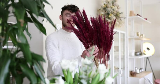 Junger Mann mit Trockenblumen