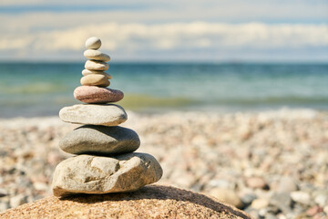 Fototapeta na wymiar Steinstapel als Zen und Balance Konzept am Strand