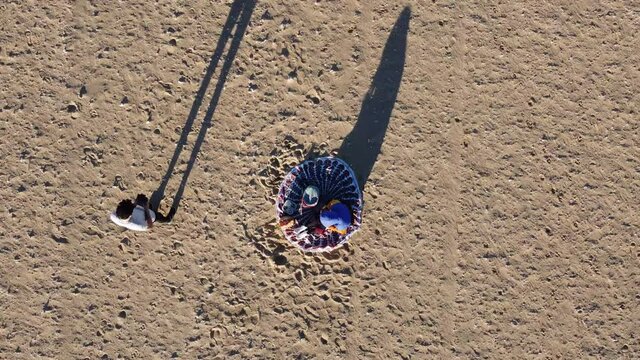 Pareja vista aerea en zona de playa y urbana