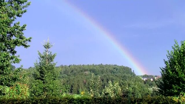 Ein Regenbogen ziert den Himmel