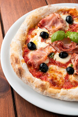 Deliziosa pizza con porchetta e olive nere, Cucina Italiana