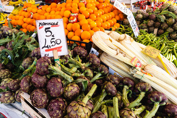 bancarella di frutta e verdura al mercato con carciofi e arance. spesa. vita di tutti i giorni