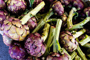 carciofi al mercato disposti in mucchio, vista dall'alto