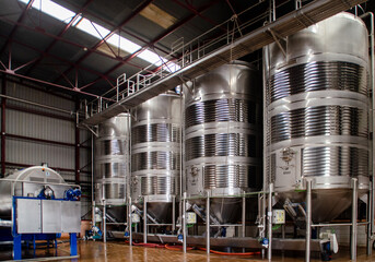 depositos de almacenamiento de vino en una bodega