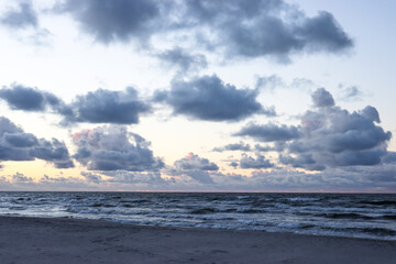 Zachód słońca nad morzem w Krynicy Morskiej w Polsce