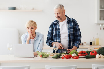 Food blogger, freelance, recipes online and cook together during covid-19