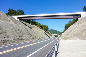 二車線の高速道路と交差する道路
