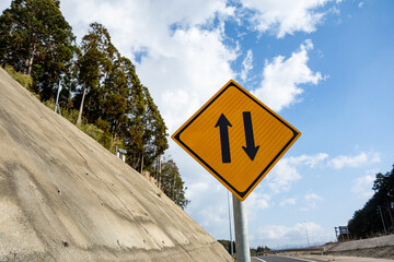 二方向交通の道路標識（クローズアップ）