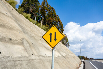 二方向交通の道路標識