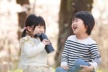 食事する子供たち