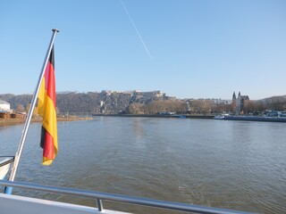 Blick auf Koblenz mit Deutschem Eck vom Moselschiff aus