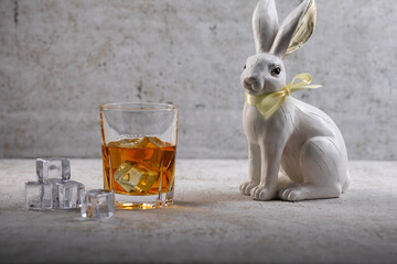 Whiskey im Glas mit Eiswürfeln zu Ostern