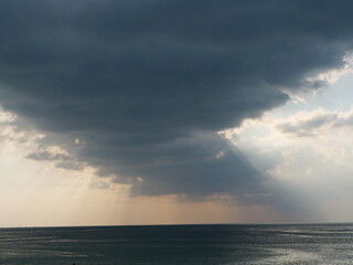 Naklejka premium Schwarze Wolken über Meer 2
