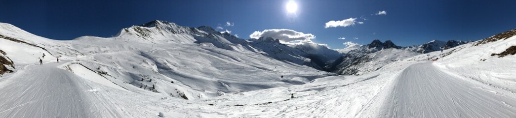 Fototapeta na wymiar photo panoramique montagnes, ski, neige, ciel bleu 