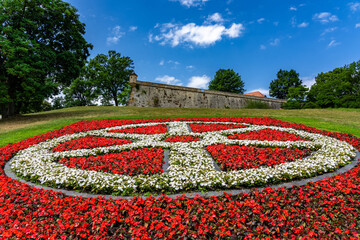 Das Wappen von Erfurt, Thüringen, als Blumenbeet. In Erfurt findet die Bundesgartenschau (BUGA) 2021 statt. 